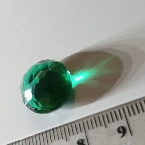 8.97 ct round cut emerald.deep saturation. 15mmx 8mm